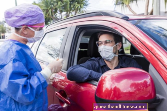 Drive-thru coronavirus. Coches alineados para pruebas