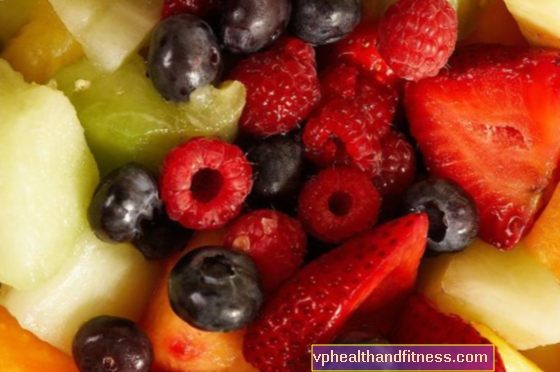 Fruta rica en vitaminas: fresas, cerezas, frambuesas, cerezas, fresas silvestres, grosellas